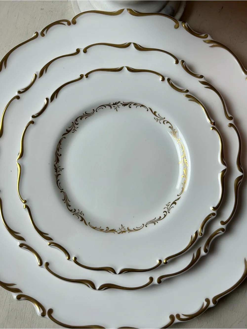 ROYAL DOULTON RICHELIEU 4957 Bone China 5 Piece Dinnerware White Gold Trim